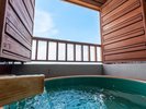 最上階から望む絶景とプライベートな温泉体験