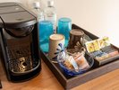 コーヒーメーカーやさんぴん茶、沖縄のお菓子をご用意