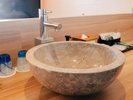 ゆとりあるカウンターには、アメニティやコップをすっきり配置
