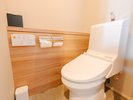 木目調の温かみあるデザインで、清潔感あふれる独立型トイレ