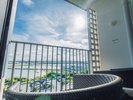 チェアに腰掛け、沖縄の眩しい光とダイナミックなエアポートビュー