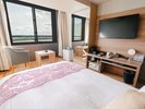 ベッド幅140cmの広々としたベッドで快適な眠りをお約束します