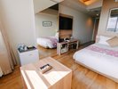 木目調のインテリアと家具でゆったりとした空間