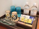 ティーセットを伝統的なやちむんと琉球ガラスで