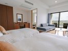 広々とした室内と、絶景を望むバルコニーが魅力の客室
