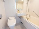 ゆったりとしたバスタブと、洗浄機能付きトイレを完備