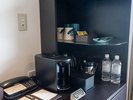 無料のミネラルウォーターとコーヒーメーカーをご用意