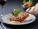 メイン 旨味あふれる県産骨付き豚ロースを豪快にグリルしたステーキ