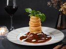 肉汁あふれるハンバーグにオニオンを贅沢にトッピング