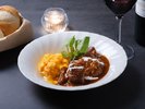 じっくり煮込んだ県産牛ビーフシチューとふわとろ食感のオムレツ