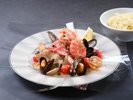 メイン 白身魚・あさり・海老の旨味を閉じ込めた、アクアパッツァ
