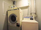 【コインランドリー】洗濯機は200円/1回、乾燥機は100円/30分です。洗剤はフロントにて販売しております。