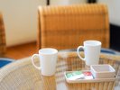 各お部屋に緑茶とほうじ茶をティーパックにてご準備しております。