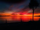 夕陽色に染まるビーチ夕景