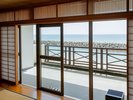 *和室一例/海側(12畳)|窓いっぱいに広がる青い海を一望できます。