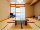 *和室一例/山側(8畳)窓からは豊かな自然を一望できます。