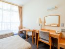 *洋室一例/お部屋にデスクをご用意。ビジネス利用にもオススメです。