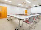 *会議室/スクリーン完備で、研修やプレゼンテーションにも対応可能な会議室を完備しております。