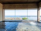 *温泉/どこまでも広がる日本海を一望でき、ゆったりとお寛ぎいただけます。
