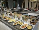一日の始まりを彩る、種類豊富な和洋朝食サラダバー