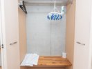 大容量のクローゼットにはたくさんのお洋服をかけることができます