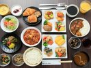 和洋さまざまな料理を取りそろえた朝食。