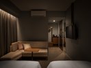 ハリウッドツインお部屋入り口側にハンガーラックや冷蔵庫等がございます