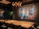 カフェデスクにアートが展示されております。