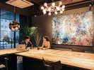 フロント横にカフェデスクをご用意しております。お客様同士で様々な用途でご利用頂けます。