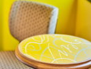 客室のテーブル。お部屋内は壁はもちろんテーブルも様々なカラーが