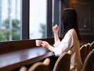 ラウンジにはカウンター席も。無料のコーヒーを片手に読書や動画鑑賞に◎PC作業もできるようコンセントも!