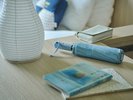 旅のグッズを広げるのにちょうどよいテーブルもご用意しております。