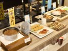 【朝食】地元食材を生かした和洋食ブッフェ形式の朝食です。