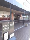 D送迎バスご案内:正面にご案内がございますので、矢印に従って右手へお進みください。