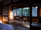 【竹】窓辺に腰掛け、移ろう景色を眺める。何気ない時間も旅のひとときに。