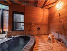 貸切半露天風呂は雰囲気を味わいながら