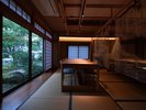 庭園を臨む大人数のグループ向けの個室のお食事処。