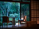 【菊】移ろいゆく季節を感じる庭園を眺めて
