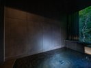 【菊】半露天風呂付浴室。お部屋で庭園を臨みながら温泉を満喫
