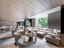 2F 宿泊者用ラウンジ「アイコニックラウンジ」。御池通を見下ろす桟敷をイメージしたSAJIKIエリア。