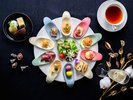 前菜10種盛りと小菓子3種盛り、アルコールを含むドリンク2杯を組み合わせたプランです。