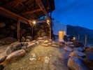 【露天風呂】昼とはまた異なる景色をお愉しみください。