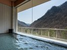 【内湯】大きな窓から四季折々移り変わる景色をご覧ください。