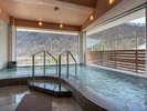 【内湯】肌がツルツルになることから「美肌の湯」とも呼ばれています。