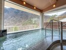 【内湯】四季折々の景色を眺めながらお楽しみいただけます。