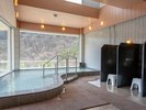 【内湯】肌がツルツルになることから「美肌の湯」とも呼ばれています。