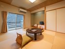 【和室】寝転がって両手・両足を伸ばすことができる和室のお部屋。