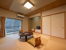 【和室】寝転がって両手・両足を伸ばすことができる和室のお部屋。