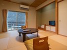 【和室】畳敷きの和室で伝統美と寛ぎを体感。