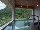 【内湯】窓いっぱいに広がる森のやすらぎ